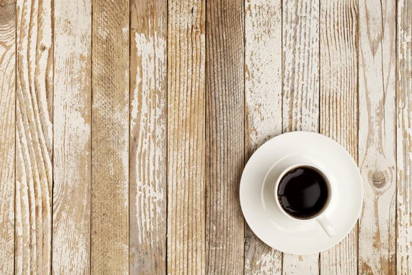 Кофейная чашка на гранж-столе — стоковое фото