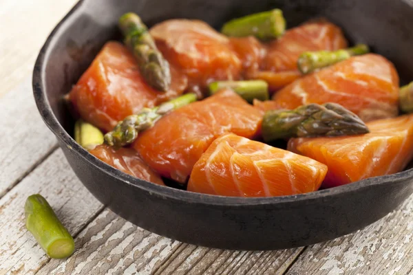 Salmon and asparagus stir fry — Stock Photo, Image