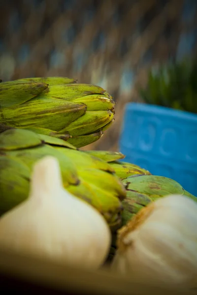 Οργανικό Κρεμμύδι Και Την Αγκινάρα Για Την Προετοιμασία Υγιή Σαλάτα — Stockfoto