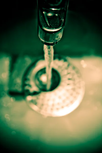 Água Gotejamento Torneira Água Foto Tonificada Estilo Retro Com Dof — Fotografia de Stock