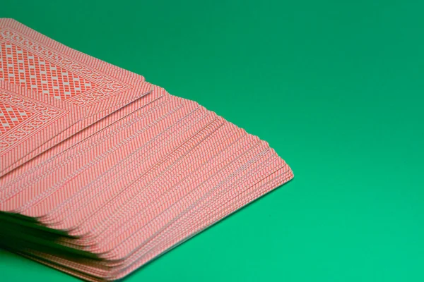 緑のテーブル上のカードのデッキ — ストック写真