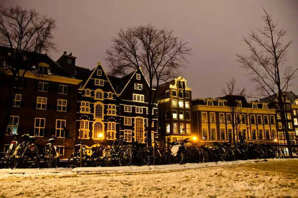 Snowy Amsterdam por la noche —  Fotos de Stock