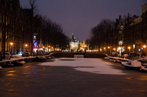 Snowy Amsterdam por la noche —  Fotos de Stock