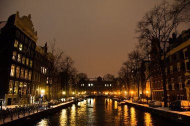 Geceleri karlı amsterdam