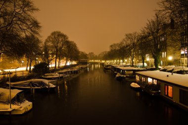 Geceleri karlı amsterdam