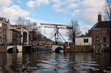 tipik bir amsterdam asma köprü