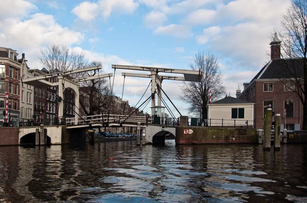 Típico de Amsterdam Drawbridge —  Fotos de Stock