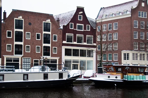 Canal de Ámsterdam con barcos casa —  Fotos de Stock