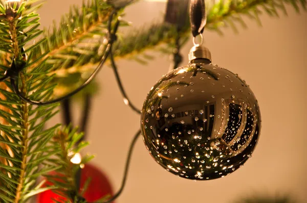 Weihnachtskugeln hängen am Weihnachtsbaum — Stockfoto