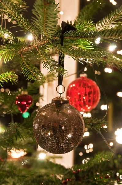 Noel ağaca tutunan Noel topları — Stok fotoğraf