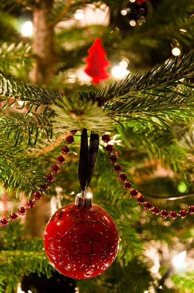 Různé Vánoční Koule Visící Vánoční Tee — Stock fotografie