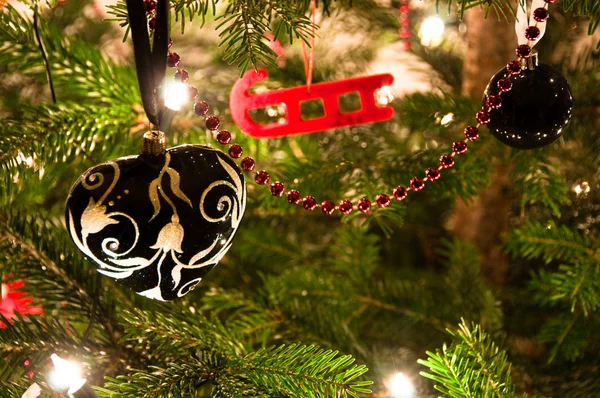 Bolas de Natal penduradas na árvore de Natal — Fotografia de Stock