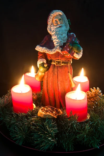 圣诞来临花圈 燃烧的蜡烛和圣诞老人 — 图库照片