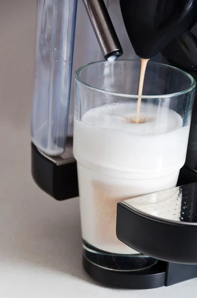 Jag Gör Fin Latte Cofee Som Hälls Ångad Mjölk — Stockfoto