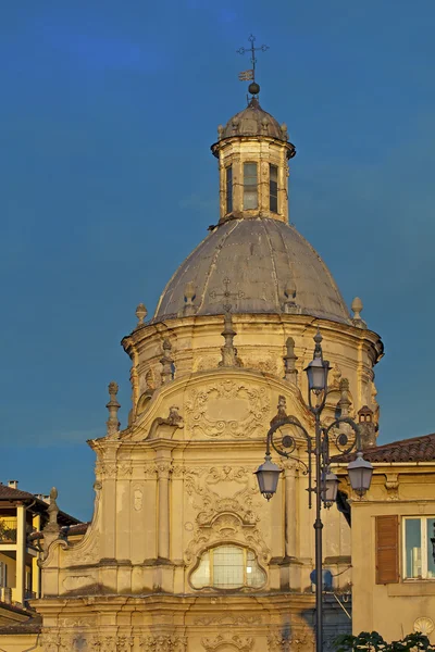 Bir kilise yukarıda gökyüzü — Stok fotoğraf