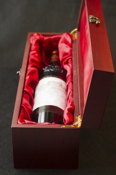 Bir Ahşap Kutu Içinde Kırmızı Şarap Şişe — Stok fotoğraf