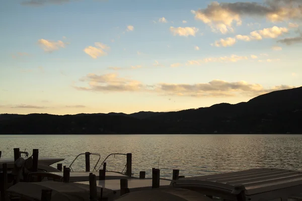 景观的湖与沦陷的日落 在船的轮廓光 — 图库照片