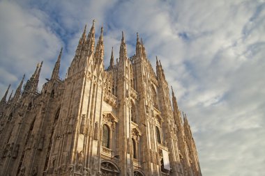 Hıristiyanlığın en önemli anıtlarından milano duomo görünümünü