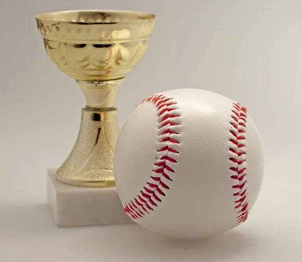 Pequeno Troféu Dourado Perto Uma Bola Beisebol — Fotografia de Stock
