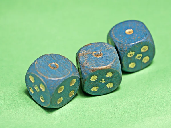 Старі Блакитні Кубики Золотими Цифрами Зеленому Фоні — стокове фото