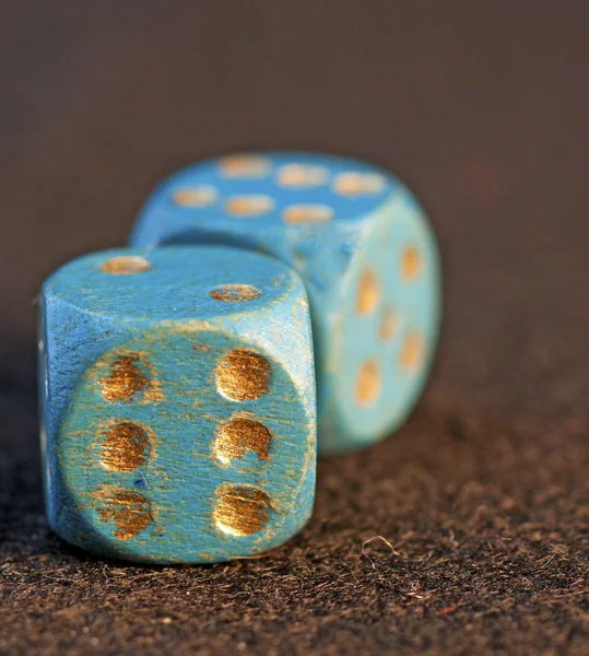 旧蓝色骰子的金黄的数目在黑色的背景 — 图库照片