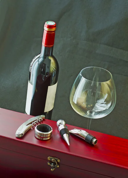 Botella Vino Tinto Cerca Una Caja Madera Con Herramientas Vino —  Fotos de Stock