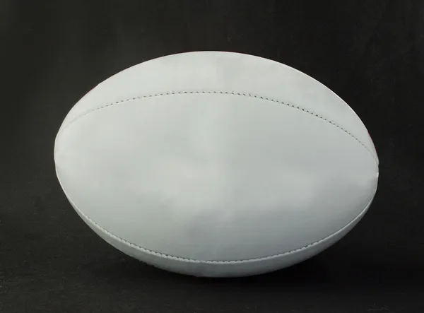 黒の上のライトの灰色ラグビー ボールの側面図 — ストック写真