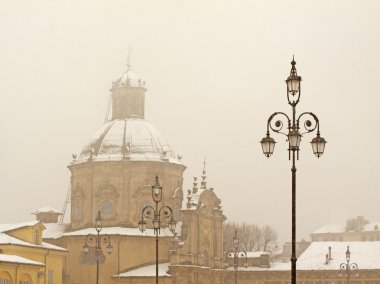 büyük bir kilise ile kar puslu gök