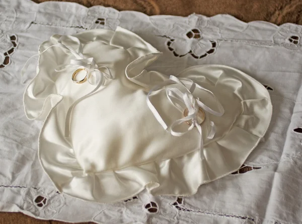 Anéis Ouro Casamento Sobre Travesseiro Branco — Fotografia de Stock