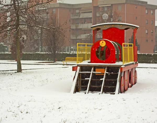 Piccola Locomotiva Giocattolo Nella Neve Parco — Foto Stock