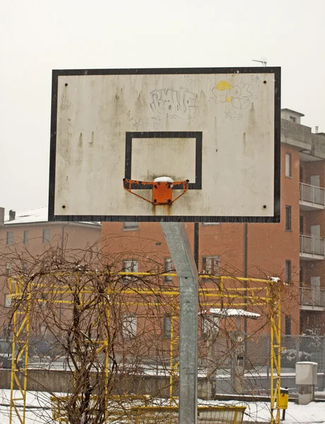 篮球运动在一个公园的雪中的篮子 — 图库照片
