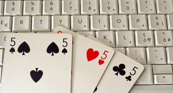 Jogando cartas sobre pc — Fotografia de Stock