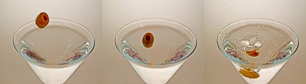 Oliven fallen in einen Cocktail — Stockfoto