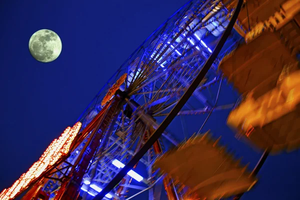 Roda grande e lua — Fotografia de Stock