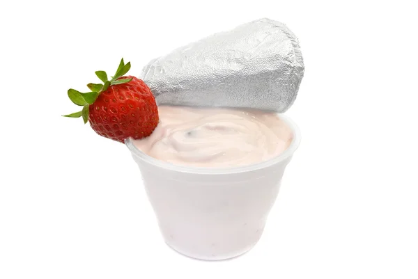 Ovocné jogurty v nádobě z plastu na bílém pozadí Royalty Free Stock Obrázky