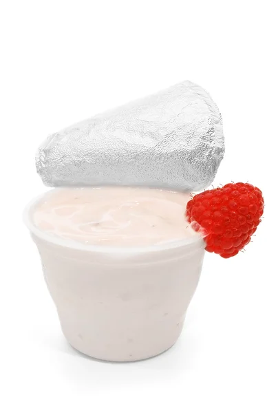 Fruchtjoghurt im Kunststoffbehälter auf weißem Hintergrund Stockbild