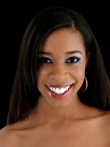Γυμνά ώμο πορτρέτο νεαρή γυναίκα μαύρο χαμόγελο — Φωτογραφία Αρχείου