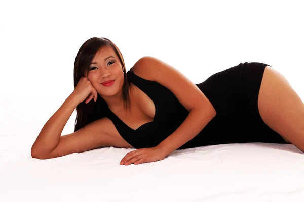 Giovane asiatica donna americana sdraiata in abito nero — Foto Stock