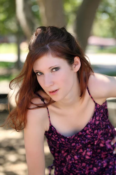 Mladá dospívající dívka venkovní portrét fialový top — Stock fotografie