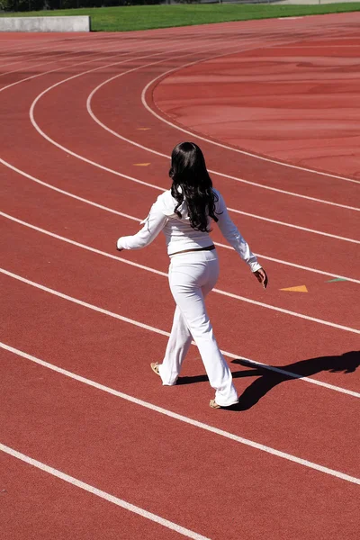 Jovem mulher negra caminhando terno suor na pista — Fotografia de Stock