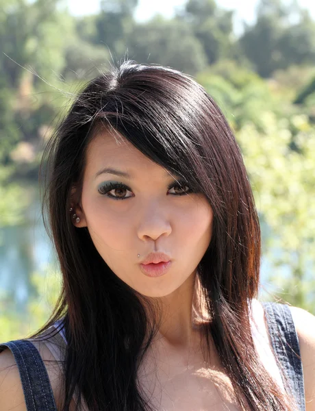Giovane donna asiatica con espressione surpised all'aperto — Foto Stock