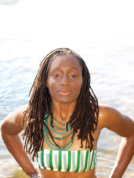Νεαρή γυναίκα μαύρο πορτρέτο στον ποταμό — Φωτογραφία Αρχείου