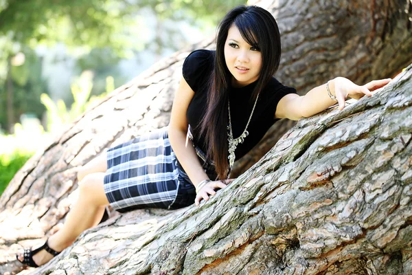 Joven mujer asiática americana en vestido de roble — Foto de Stock