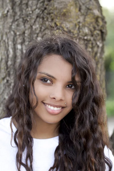 Meşe Ağacına Genç Çekici Latin Genç Kız — Stok fotoğraf
