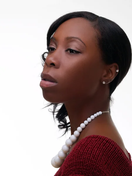 Jonge zwarte vrouw portret rode trui — Stockfoto