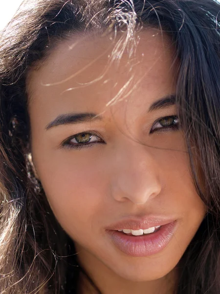 Closeup retrato de jovem mulher mista ao ar livre — Fotografia de Stock