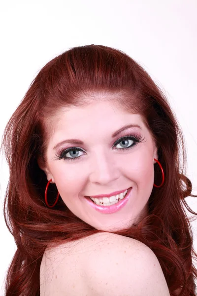 Ritratto sorridente giovane donna testa rossa spalla nuda — Foto Stock