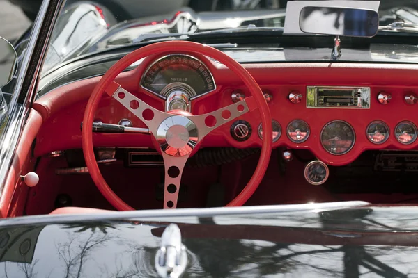 Kırmızı gösterge paneli ve klasik otomobil direksiyon — Stok fotoğraf