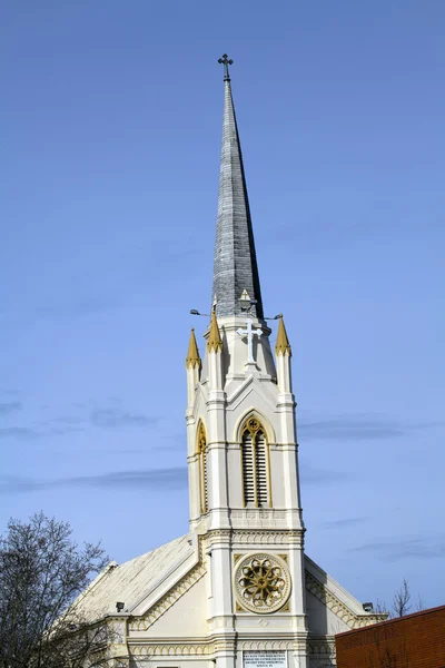 Крутизна старой церкви на фоне голубого неба — стоковое фото