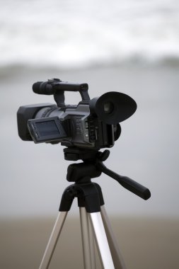 video kamera tripod plaj üzerinde